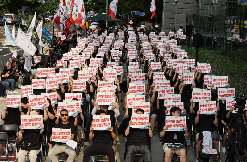 [성남=뉴시스] 황준선 기자 = 라이브 바카라와 라이브 바카라 손자회사 6개 법인(그린웹서비스, 스튜디오리코, 엔아이티서비스, 엔테크서비스, 인컴즈, 컴파트너스) 노동조합원들이 27일 오후 경기 성남시 분당구 라이브 바카라 본사 앞에서 2025년 임금협상 및 단체교섭, 복지 개선 촉구 집회를 하고 있다. 2025.08.27. hwang@newsis.com