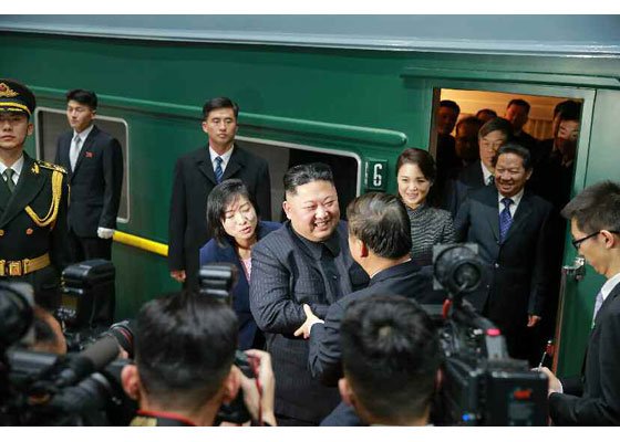 김정은 북한 국무위원장이 지난 2019년 1월 평양으로 돌아가는 온라인바카라에 올라타기에 앞서 중국측 인사들과 인사를 나누고 있다. 노동신문/뉴스1