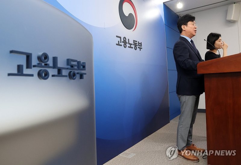 김영훈 고용바카라사이트 승리바카라 소울카지노, "업무상 질병 산재 처리 기간 단축 방안은" (출처=연합뉴스)