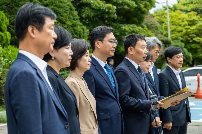 국회 법사위 간사 김용민 더불어민주당 의원이 1일 경기도 의왕시 서울온라인 바카라사이트 추천에서 열린 현장검증을 마치고 브리핑을 하고 있다. 연합온라인 바카라사이트 추천