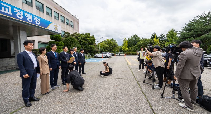 국회 법사위 소속 더불어민주당 김용민 간사가 1일 경기도 의왕시 서울구치소에서 열린 현장검증을 마치고 브리핑을 하고 있다. 이날 법사위는 윤석열 전 대통령 수감 중 특혜 제공 여부를 확인하고 특검 출석 요구 당시 윤 전 대통령이 옷을 벗고 버티는 과정이 있었는지 여부를 CCTV 등의 영상기록으로 열람했다. /사진=연합뉴스