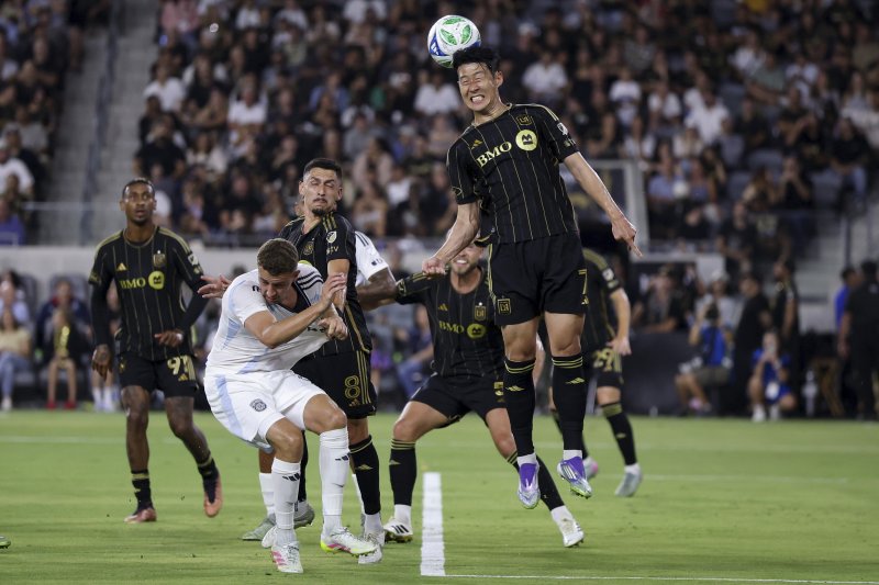 [로스앤젤레스=AP/뉴시스] 로스앤젤레스(LA) FC의 손흥민(오른쪽)이 지난달 31일(현지 시간) 미 캘리포니아주 LA의 BMO 스타디움에서 열린 2025 MLS 29라운드 샌디에이고 FC와 경기 중 공중 볼을 처리하고 있다. 2025.09.01.