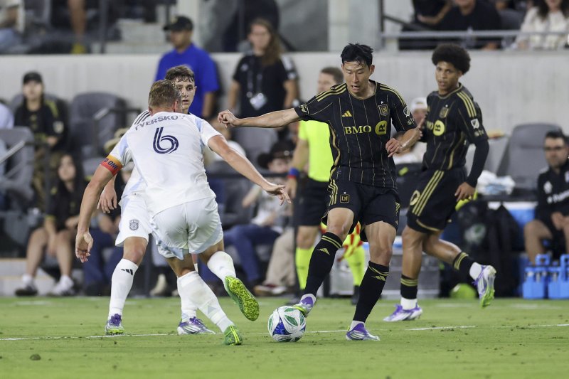 [로스앤젤레스=AP/뉴시스] 로스앤젤레스(LA) FC의 손흥민(오른쪽 두 번째)이 지난달 31일(현지 시간) 미 캘리포니아주 LA의 BMO 스타디움에서 열린 2025 MLS 29라운드 샌디에이고 FC와 경기 중 공을 몰고 있다. 2025.09.01.