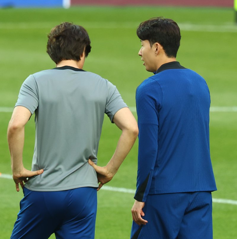 [서울=뉴시스] 박주성 기자 = 지난 6월9일 서울 마포구 서울월드컵경기장에서 대한민국 축구대표팀 홍명보(왼쪽) 감독이 내일 있을 2026 국제축구연맹(FIFA) 북중미 월드컵 아시아 3차 예선 조별리그 B조 10차전 쿠웨이트전을 대비해 훈련 중 손흥민과 이야기를 나누고 있다. 2025.06.09. park7691@newsis.com