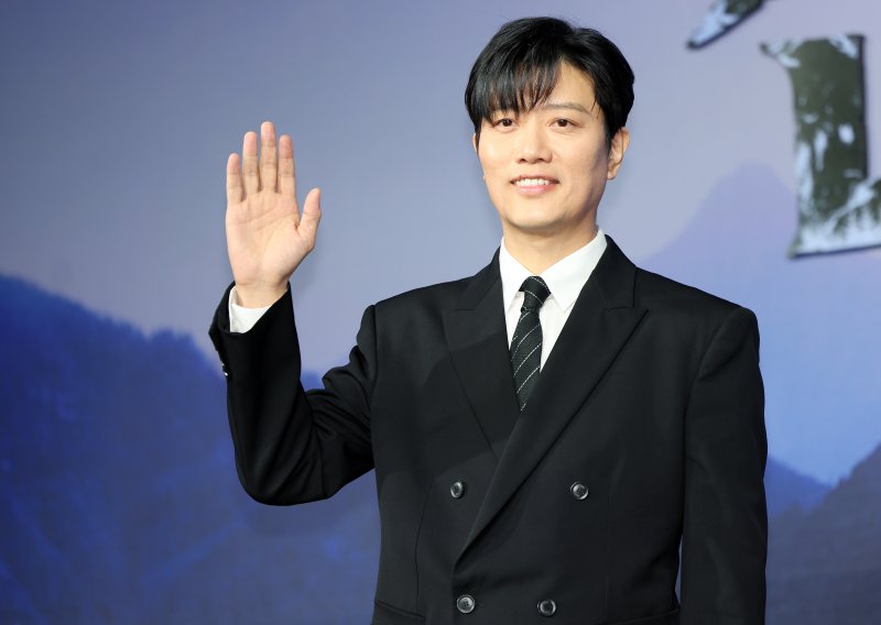 '컨피던스맨KR' 박희순 베니스서 바로 왔다…아이돌의 삶이란 이런건가