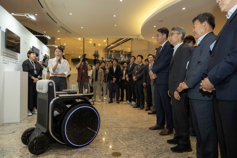 현대자동차·기아는 서울 광진구 워커힐 서울 그랜드홀에서 미래 모빌리티 생태계 구축을 위한 NUMA(Next Urban Mobility Alliance)의 출범식을 개최했다고 1일 밝혔다. 강희업 국토교통부 2차관과 송창현 현대차·기아AVP본부 사장 등 참석자들이 현대차·기아의 나노모빌리티를 관람하고 있다. (현대차·기아 제공. 재판매 및 DB 금지) 2025.9.1/뉴스1