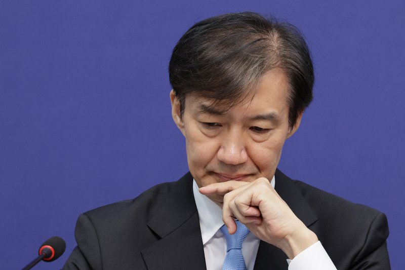 조국 조국혁신당 혁신정책연구원장이 1일 오전 서울 여의도 국회에서 열린 조국혁신당 최고위원회의에서 미소짓고 있다. 뉴스1