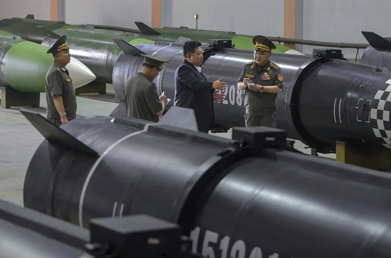 북한 당국이 지난 1일 공개한 사진에 김정은 북한 국무위원장이 지난 8월 31일 북한의 장소가 밝혀지지 않은 신형 무기 공장을 현지 지도하고 있다. AP·뉴시스