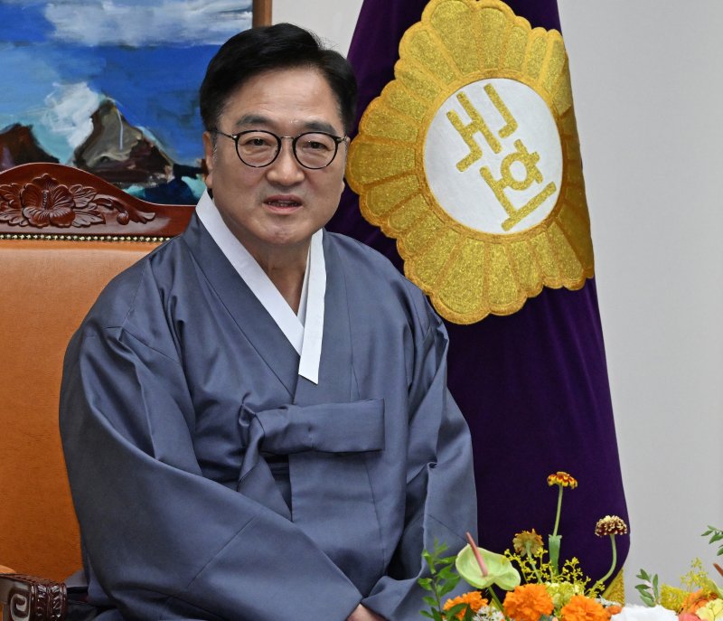 우원식 국회의장이 1일 국회에서 열린 정기국회 개회식에 앞서 4부요인 및 감사원장, 여야 국회부의장 등 참석자들과 환담하고 있다. 뉴스1