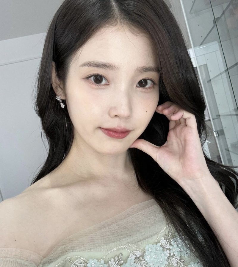 아이유, 글로벌 인기 입증…인도네시아서 온 선물에 '하트'