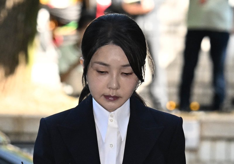 윤석열 전 대통령 부인 바카라사이트 소울카지노 여사가 12일 오전 서울 서초구 서울중앙지법에서 열린 자본시장과 금융투자업에 관한 법률 위반 및 정치자금법 위반 혐의 등의 구속 전 피의자 심문(영장실질심사)에 출석하고 있다. 2025.8.12/뉴스1 ⓒ News1 사진공동취재단