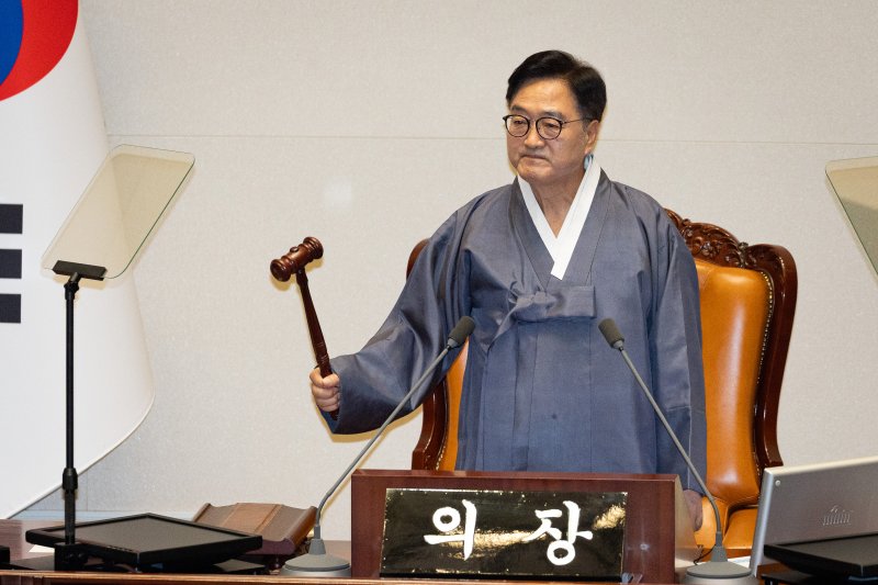 우원식 국회의장이 1일 서울 여의도 국회에서 제429회 국회(정기회) 개회식 직후 열린 1차 본회의에서 의사봉을 두드리고 있다. 뉴스1