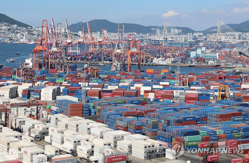 수출입 화물이 쌓여 있는 부산항 신선대부두, 감만부두 (출처=연합뉴스)