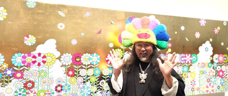 [사진=박현주미술전문기자]1일 서울 아모레퍼시픽 본사 1층 APMA 캐비닛에서 한국 기자들을 만난 무라카미 다카시가 사진 촬영을 하고 있다. 2025.09.01. hyun@newsis.com *재판매 및 DB 금지