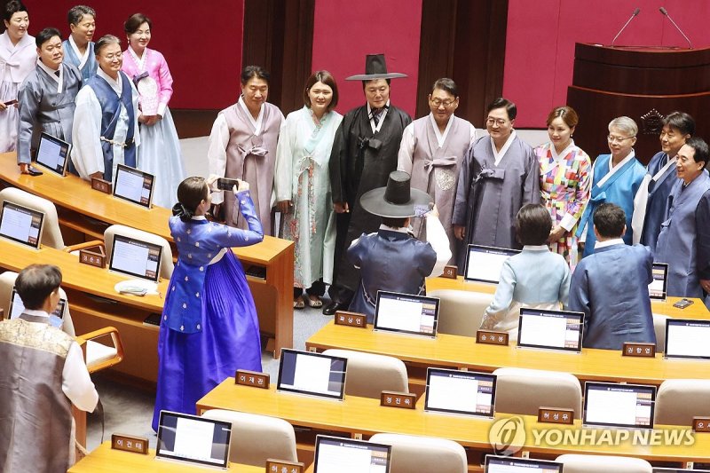 한복 입은 국회의원들 (출처=연합뉴스)