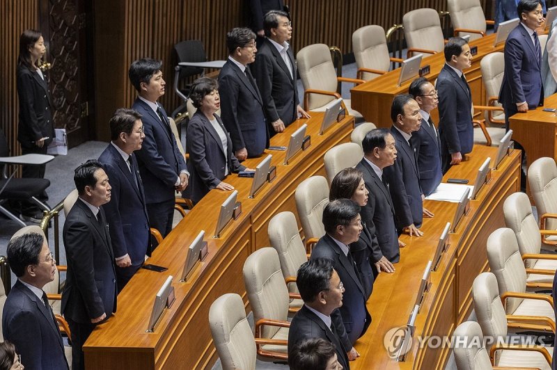 검은 상복 입고 정기국회 개회식 참석한 국민의힘 (출처=연합뉴스)