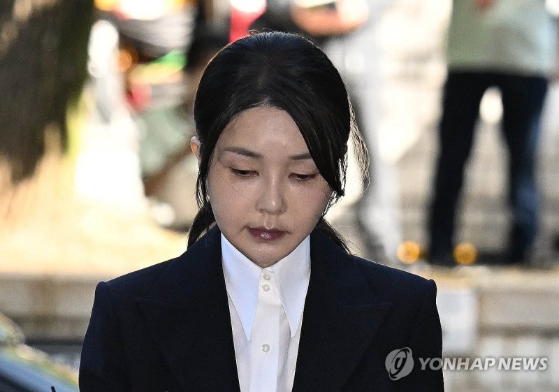 영장심사 출석하는 온라인 바카라사이트 추천 여사 (출처=연합뉴스)