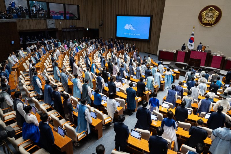 우원식 국회의장과 여야 국회의원, 국무위원들이 1일 서울 여의도 국회에서 열린 제429회 국회(정기회) 개회식에서 국민의례를 하고 있다. 2025.9.1/뉴스1 ⓒ News1 유승관 기자