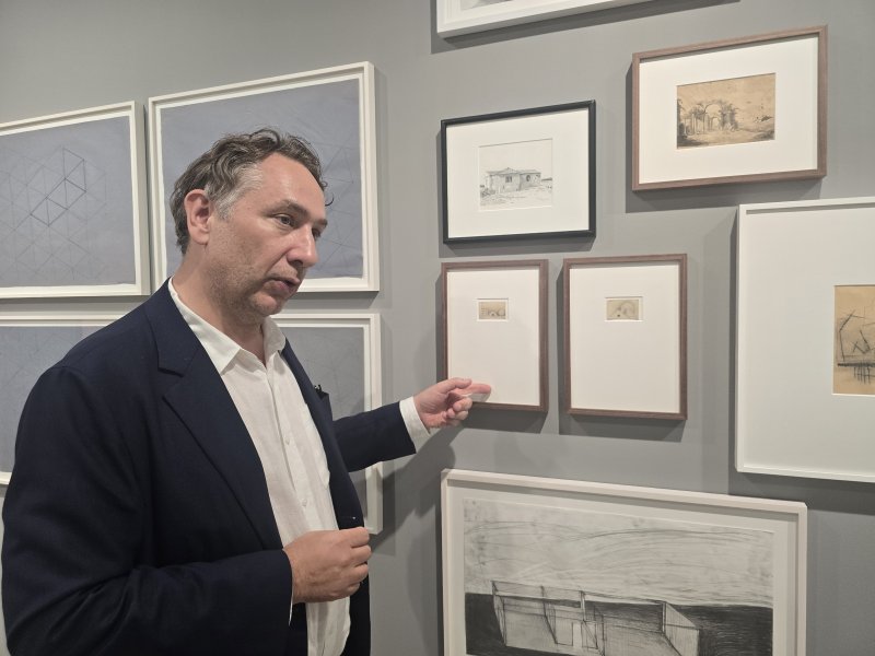 1일 마이어리거울프 개관전 '지난밤 꾼 꿈'에서 갤러리 조슬린 울프 설립자 조슬린 울프가 작품을 설명하고 있다. ⓒ 뉴스1 김정한 기자