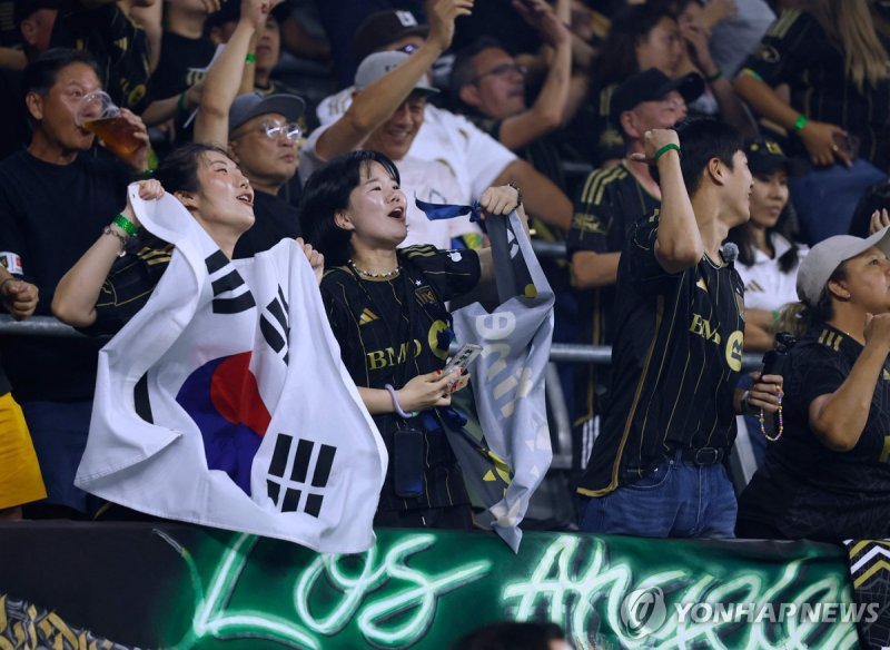 31일(현지시간) LAFC 홈경기에서 손흥민 응원하는 팬들 (출처=연합뉴스)