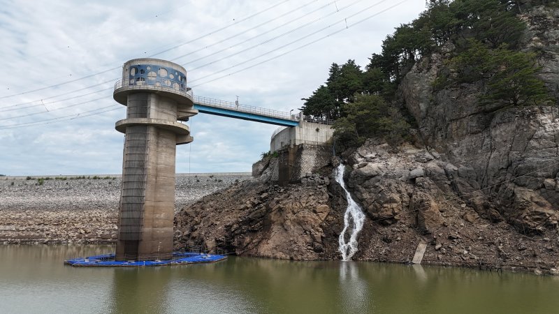 강원 강릉 오봉저수지에 14억 원을 투입한 '구산농보 생활용수 확보사업'으로 확보한 남대천 하류 물이 저수지로 솓아지고 있다.(강릉시 제공, 재판매 및 DB 금지)