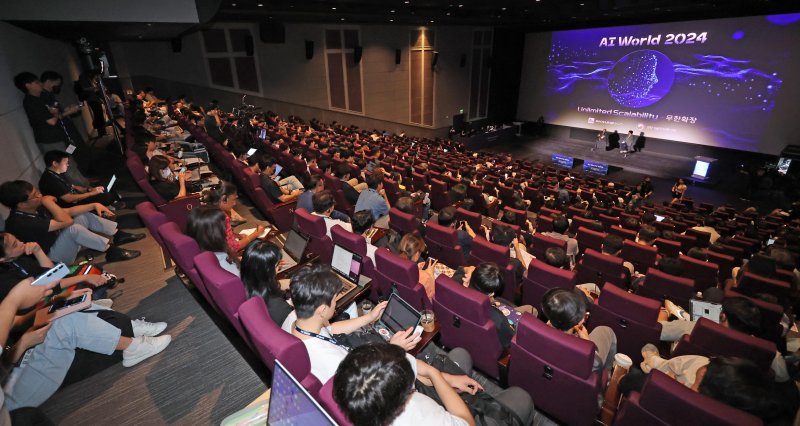 파이낸셜뉴스와 과학기술정보통신부가 공동 주최하는 국내 유일의 라이브스코어 바카라사이트 행사인 'AI World 2025'가 오는 25일 서울 송파구 롯데월드타워 롯데시네마에서 열린다. 올해 행사에선 제리 카플란 스탠퍼드대학교 교수가 'AI 중간자로서 한국의 역할과 기회'라는 주제로 화두를 던지며, 국가 대표 AI 5개사가 오전과 오후 세션에서 AI 확산 전략 등에 대해 공유할 예정이다. 지난해 9월 5일 열린 'AI World 2024'에서 청중들이 연사들의 대담을 경청하고 있다. 사진=박범준 기자
