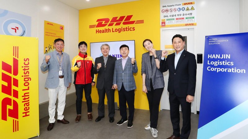 조현민 한진 사장(오른쪽 두번째)과 노삼석 한진 대표이사 사장(오른쪽 세번째)이 지난달 29일 서울복합물류센터에서 진행된 DHL서플라이체인 코리아와의 공동 물류센터 개소식에서 참석자들과 기념촬영을 하고 있다. 한진 제공
