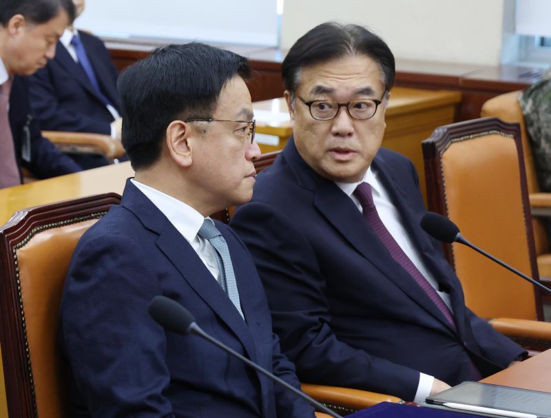 [서울=뉴시스] 고승민 기자 =내란특검이 정진석 전 바카라사이트 벳무브 비서실장을 출국 금지 조치한 것으로 파악됐다. 최상목 바카라사이트 벳무브 권한대행 겸 기획재정부 장관과 정진석 바카라사이트 벳무브 비서실장이 6일 서울 여의도 국회에서 열린 윤석열 정부의 비상계엄 선포를 통한 내란혐의 진상규명 국정조사특별위원회 전체회의(청문회)에 출석해 대화하고 있다. 2025.02.06. kkssmm99@newsis.com