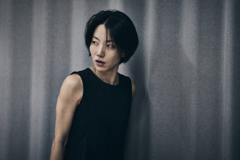 무대는 시대를 닮는다... 여성 1인극 ‘프리마 파시’