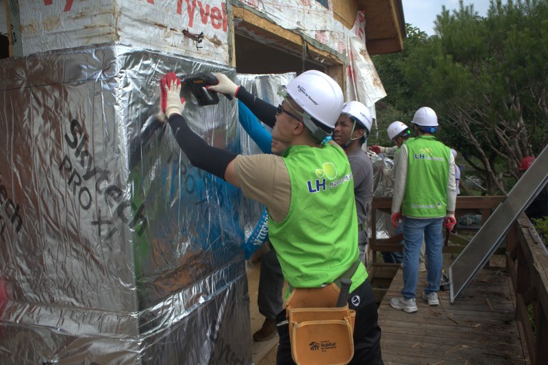 같은 날 참가자들이 노후주택의 외벽을 보수하고 있다.