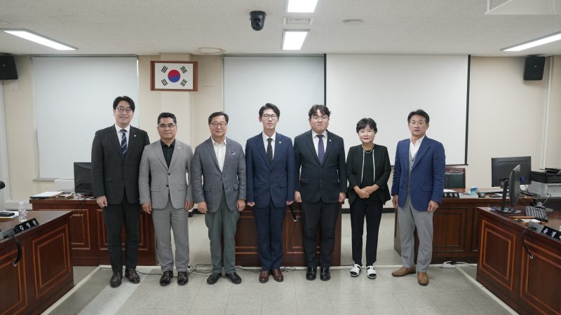 [안양=뉴시스] 안양시의회 총무 경제위원회 소속 시 의원들이 중국 출국에 앞서 기념 촬영을 하고 있다. (사진=안양시 의회 제공).*재판매 및 DB 금지