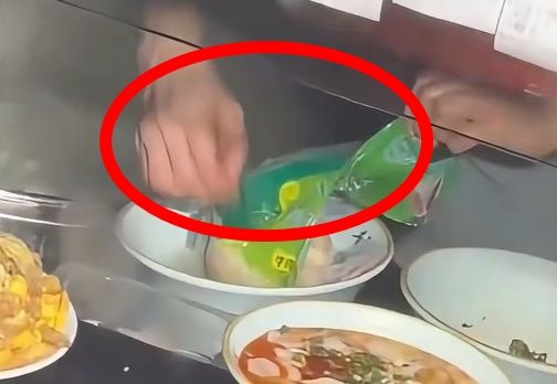 물만두 봉지째 넣어 끓인 식당 직원, 솥 안 살펴보니..