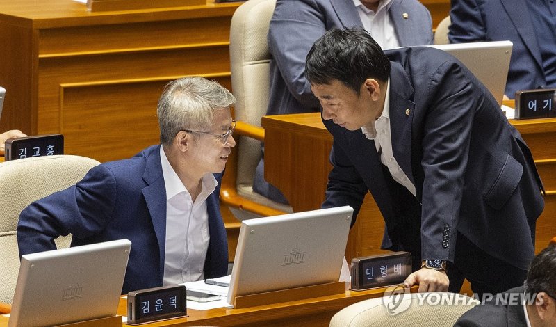 대화하는 민형배 의원과 김용민 의원 (출처=연합뉴스)