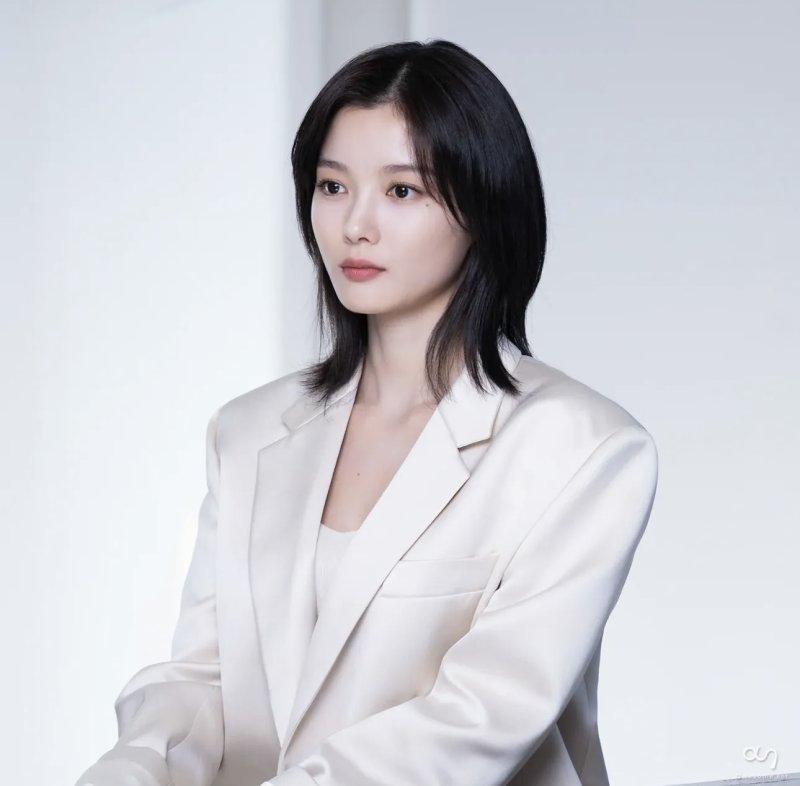 김유정 물오른 미모에 시선강탈…시크&middot;러블리 매력