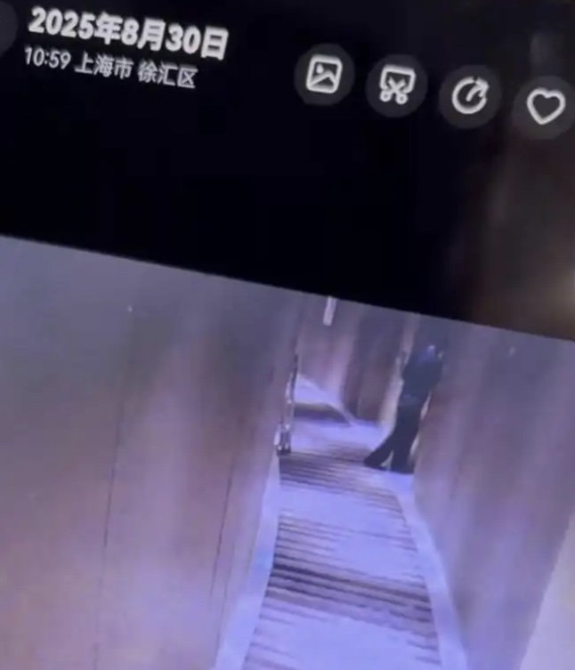 [뉴시스]수리기사가 가상 바카라을 착각해 투숙객이 있는 가상 바카라로 들어가는 모습.(사진=홍성신문)