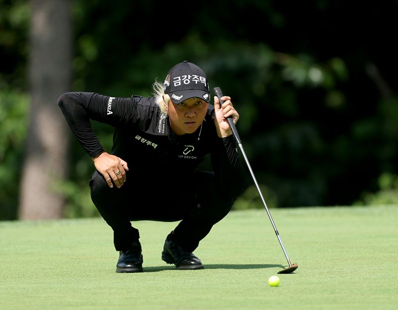 동아회원권그룹 오픈에서 퍼팅 라이를 살피는 허인회.KPGA 제공