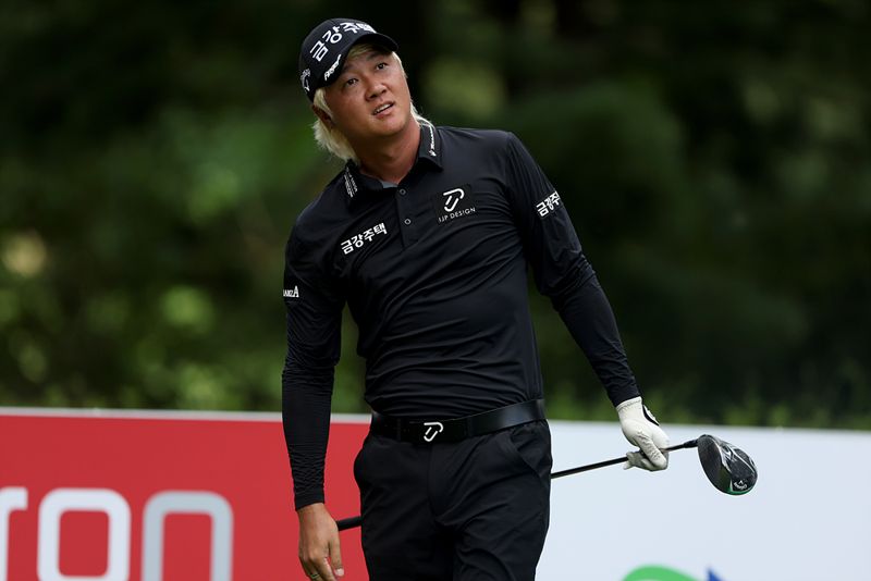 동아회원권그룹 오픈 2R에서 허인회가 티샷 후 볼의 방향을 살피고 있다.KPGA 제공