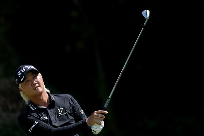 지난달 29일 동아회원권그룹 오픈 2R에서 허인회가 아이언샷을 하고 있다. KPGA 제공