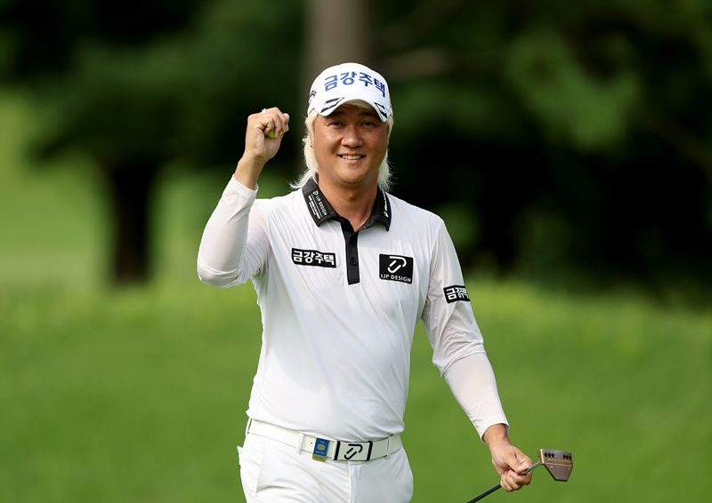 동아회원권그룹 오픈 1R에서 허인회가 14번홀 버디 성공후 환하게 웃고 있다.KPGA 제공