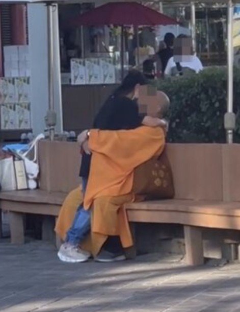 [서울=해시 게임 바카라] 대만 도심에서 해시 게임 바카라을 입은 남성이 여성과 키스 등 애정행각을 나누는 모습이 포착돼 현지에서 논란이 일고 있다. (사진=ET투데이 갈무리) 2025.09.01 *재판매 및 DB 금지