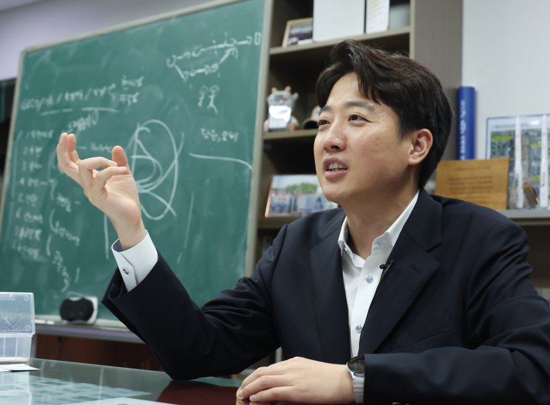 [서울=뉴시스] 고승민 기자 = 이준석 개혁신당 대표가 서울 여의도 국회 의원회관에서 뉴시스와 인터뷰를 하고 있다. 2025.09.02. kkssmm99@newsis.com