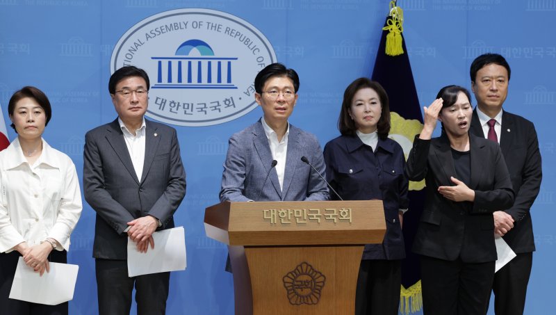 교육위원회 소속 국민의힘 의원들이 최교진 교육부 장관 후보자의 사퇴를 촉구하고 있다. /뉴스1 ⓒ News1 신웅수 기자