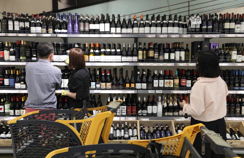 서울 이마트 용산점에서 시민들이 와인을 살펴보고 있다. 뉴스1