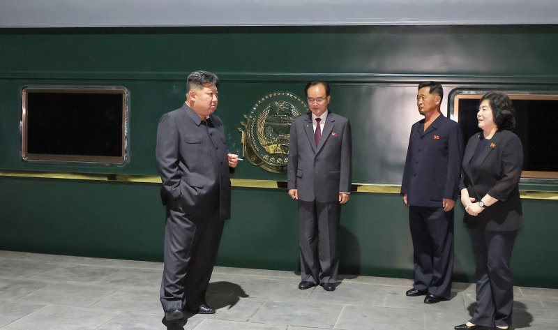 북한 노동당 기관지 노동신문은 2일 김정은 당 총비서가 중국 인민항일전쟁 및 세계반파쑈전쟁승리(전승절) 80주년 기념행사에 참석하기 위해 지난 1일 전용열차로 출발해 2일 새벽 국경을 통과했다고 보도했다. 뉴스1