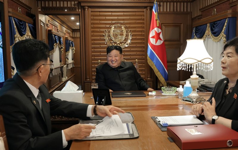 북한 노동당 기관지 노동신문은 2일 김정은 당 총비서가 중국 인민항일전쟁 및 세계반파쑈전쟁승리(전승절) 80주년 기념행사에 참석하기 위해 지난 1일 전용열차로 출발해 2일 새벽 국경을 통과했다고 보도했다. 노동신문 캡처