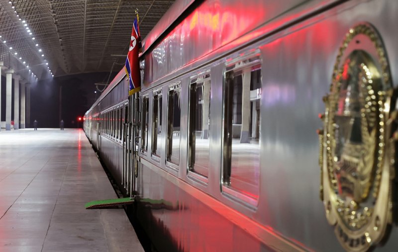 북한 노동당 기관지 노동신문은 2일 김정은 당 총비서가 중국 인민항일전쟁 및 세계반파쑈전쟁승리(전승절) 80주년 기념행사에 참석하기 위해 지난 1일 전용열차로 출발해 2일 새벽 국경을 통과했다고 보도했다. 노동신문 캡처