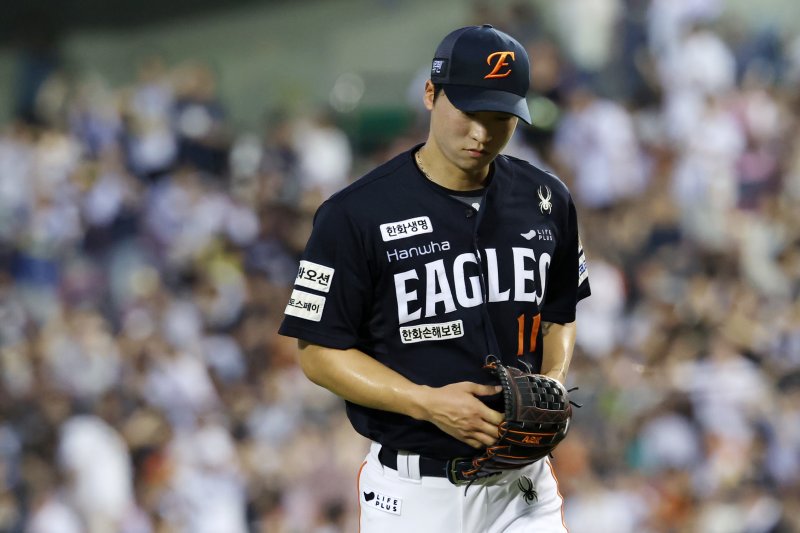 [서울=뉴시스] 조성우 기자 = 7월23일 서울 송파구 잠실야구장에서 열린 2025 KBO리그 한화 이글스와 두산 베어스의 경기, 2회 등판한 한화 두 번째 투수 엄상백이 두산 4회말 공격 때 2피홈런 등 6실점한 뒤 마운드를 내려오고 있다. 2025.07.23. xconfind@newsis.com