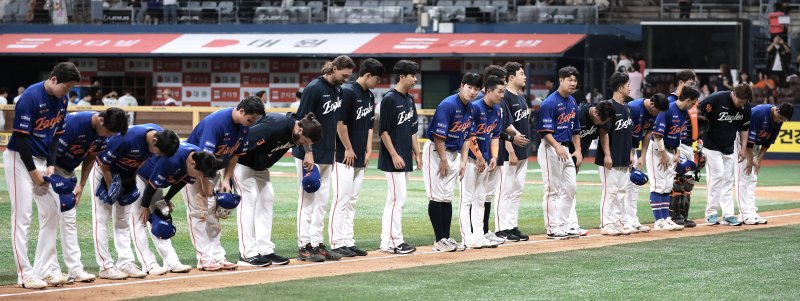 [서울=뉴시스] 정병혁 기자 = 지난달 26일 서울 구로구 고척스카이돔에서 열린 2025 KBO리그 한화 이글스와 키움 히어로즈의 경기, 3대1로 승리한 한화 선수들이 관중들에게 인사를 하고 있다. 2025.08.26. jhope@newsis.com