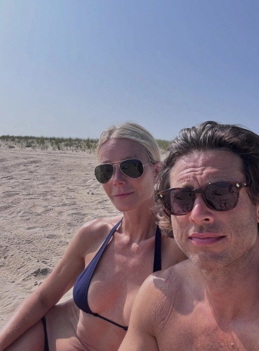 52세 귀네스 펠트로, 과감한 비키니…재혼한 남편과 해변데이트 