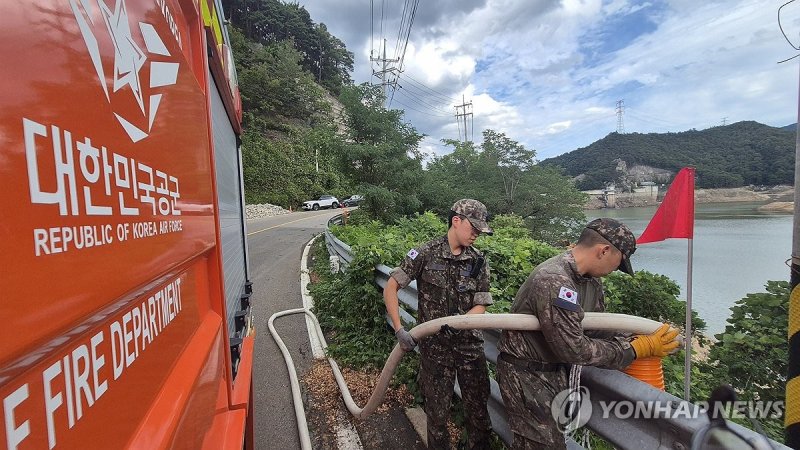 강릉 급수 지원 나선 공군 제18전투비행단 (출처=연합뉴스)